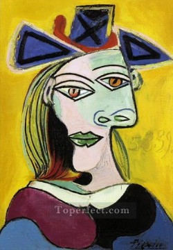 パブロ・ピカソ Painting - 赤いリボンが付いた青い帽子をかぶった女性の頭 1939年 パブロ・ピカソ